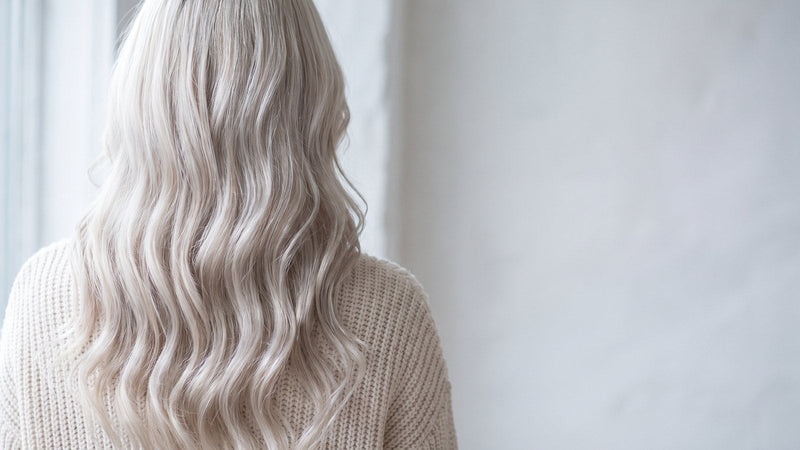 Dlouhé platinově blond vlasy ve vlnách